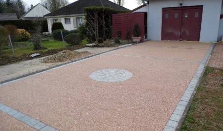 Aménagement d'une cour en béton désactivé dans une maison individuelle vers Troyes