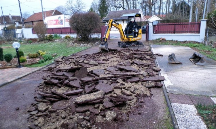 Aménagement d'une cour en béton désactivé dans une maison individuelle vers Troyes