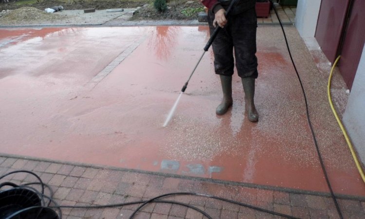 Aménagement d'une cour en béton désactivé dans une maison individuelle vers Troyes