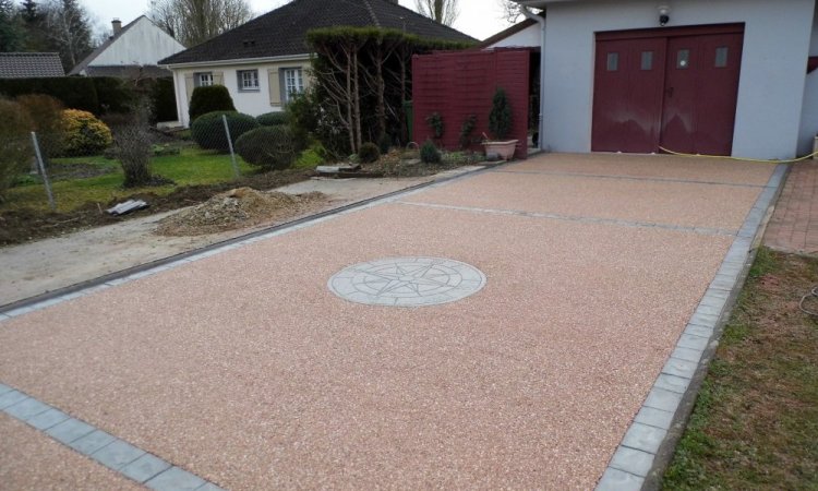 Aménagement d'une cour en béton désactivé dans une maison individuelle vers Troyes